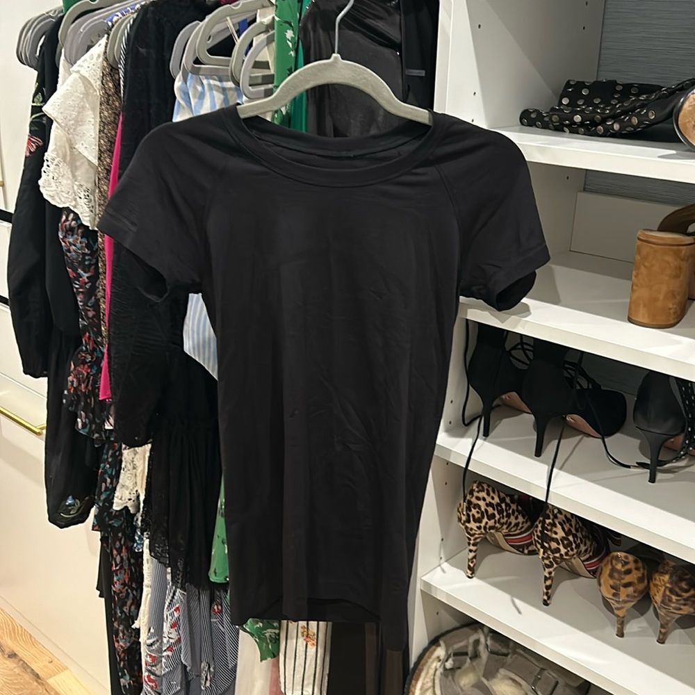 Lululemon black short sleeve shirt. Unknown size, seems like a medium.